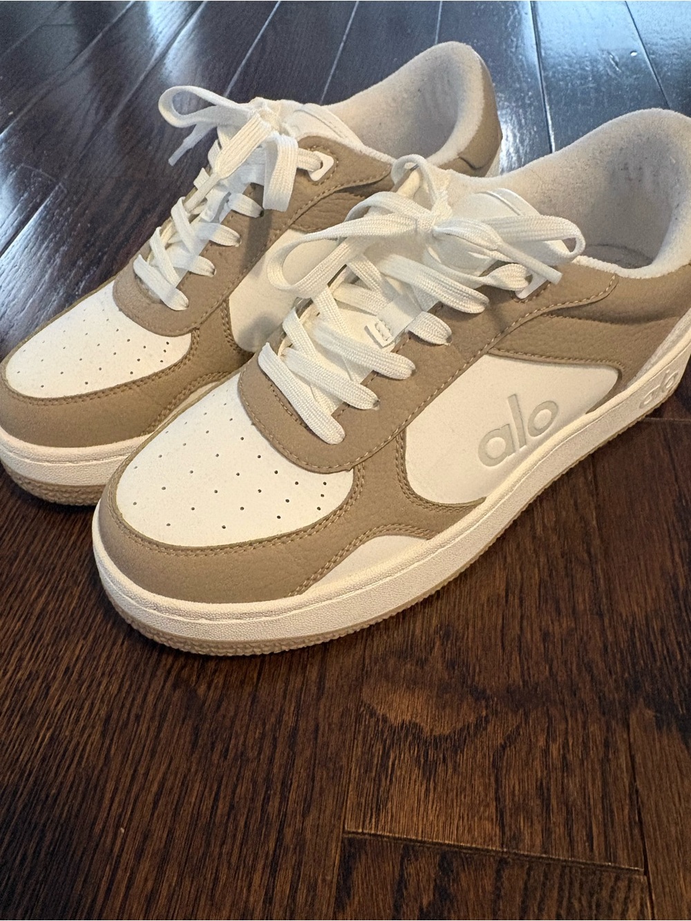 ALO Yoga Recovery Mode Sneaker in Gravel and White